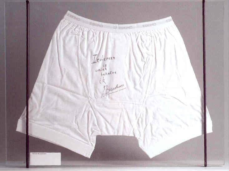 Onderbroek van Herman Brusselmans brengt 650 Euro op voor het Kinder Kankerfonds